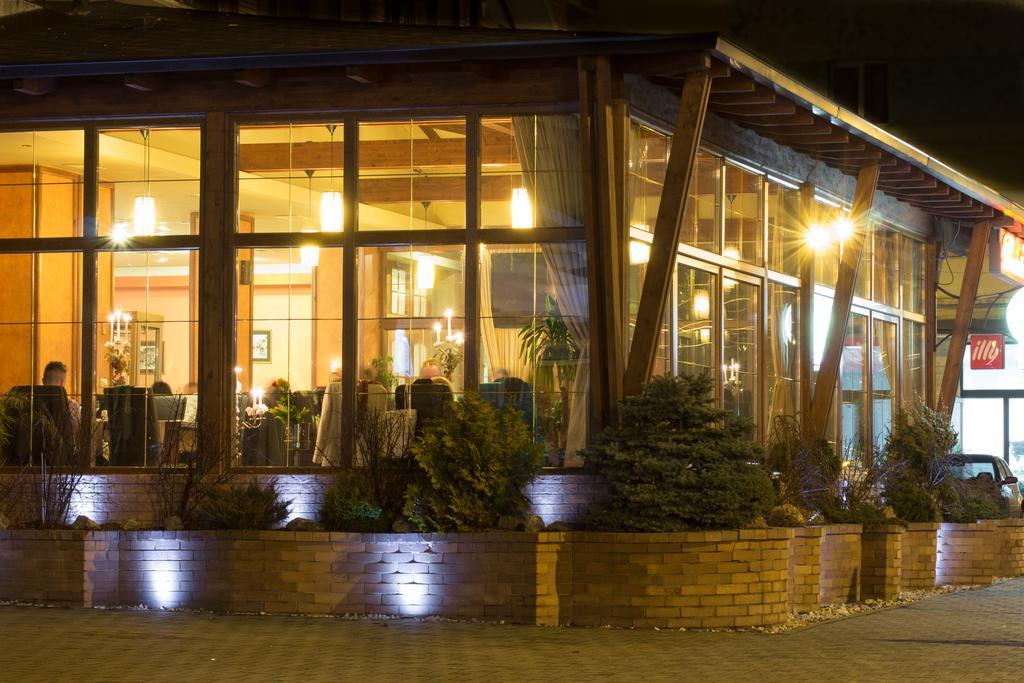 Restaurant Pensiune Bucovina Câmpulung Moldovenesc エクステリア 写真