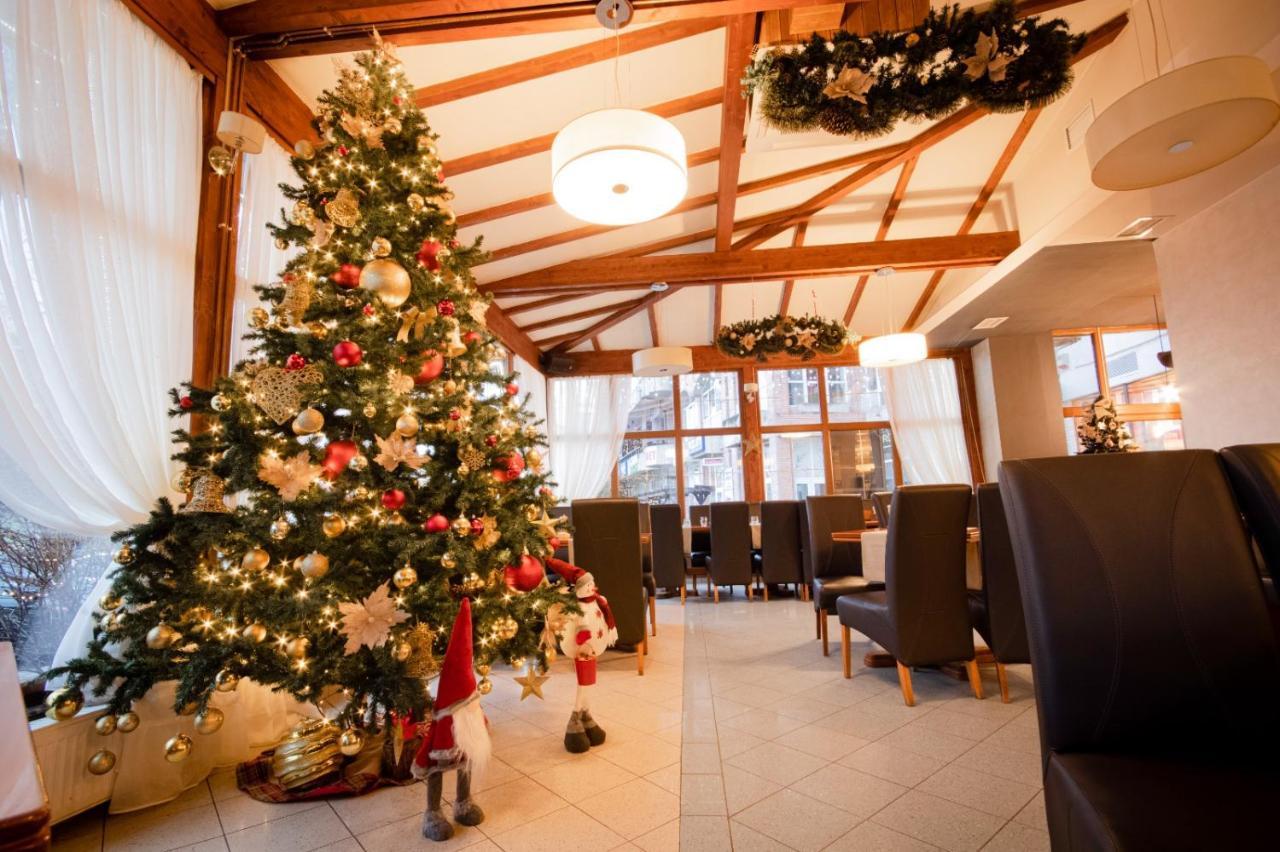 Restaurant Pensiune Bucovina Câmpulung Moldovenesc エクステリア 写真