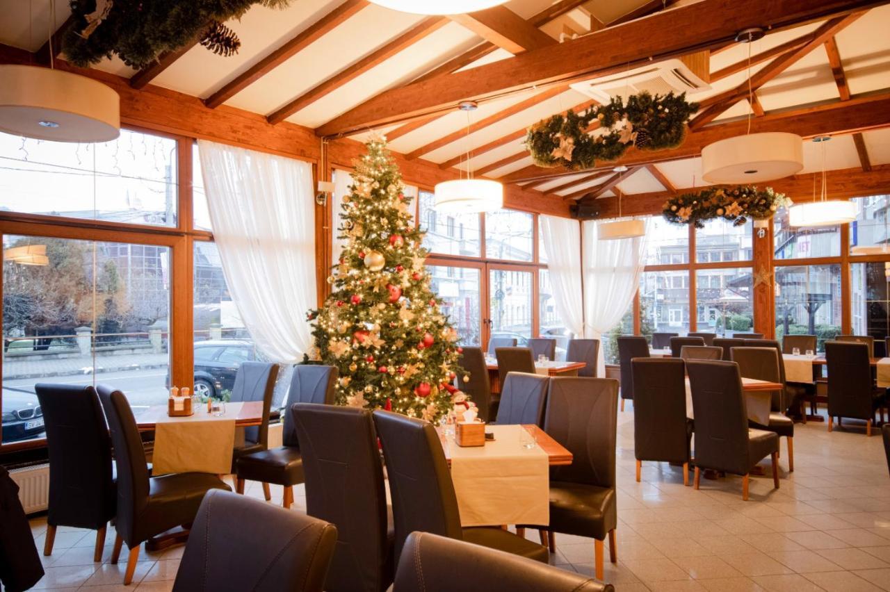 Restaurant Pensiune Bucovina Câmpulung Moldovenesc エクステリア 写真
